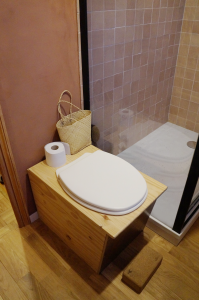 Installation dans salle de bain de toilette sèche Bibok