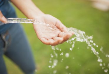 jet d'eau sur la main dans le jardin économiser
