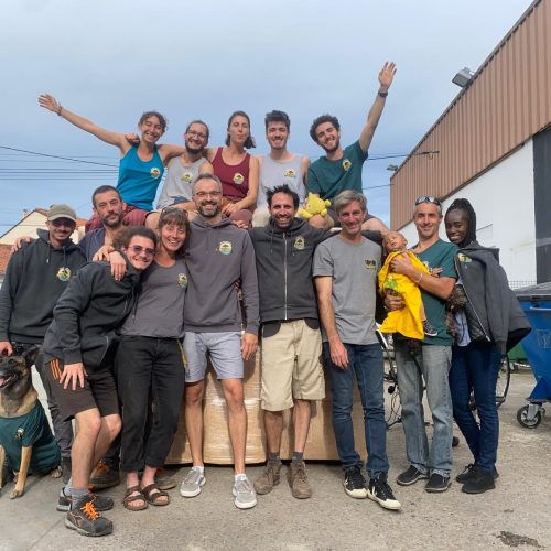Photo de groupe de l'équipe Résiliència et un petit coin de paradis