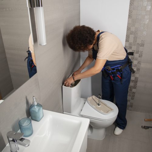 Femme réduire consommation d'eau