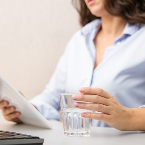 Femme avec verre d'eau consommation d'eau