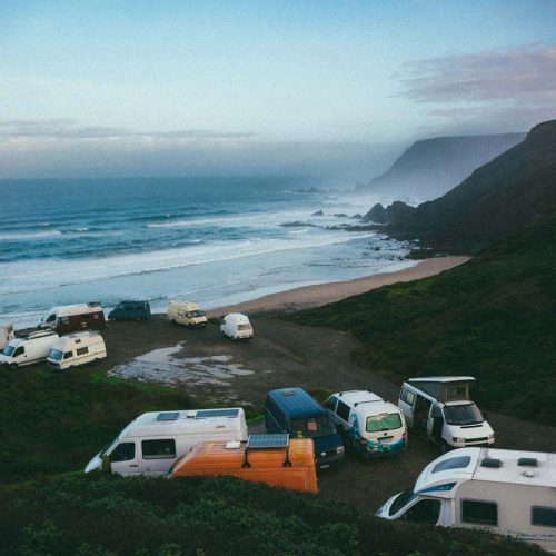 Camp de van aménagé au bord la mer en autonomie dans la nature