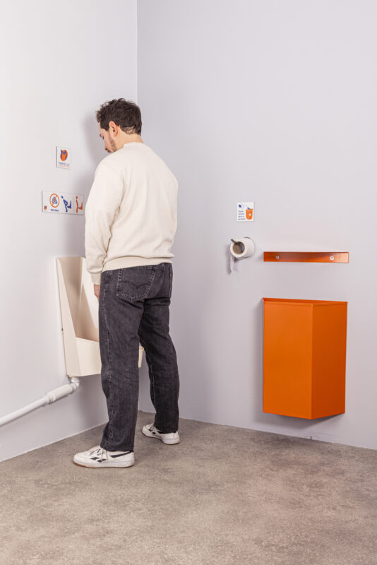 Urinoir Mixte sans eau Marcelle Homme position urine